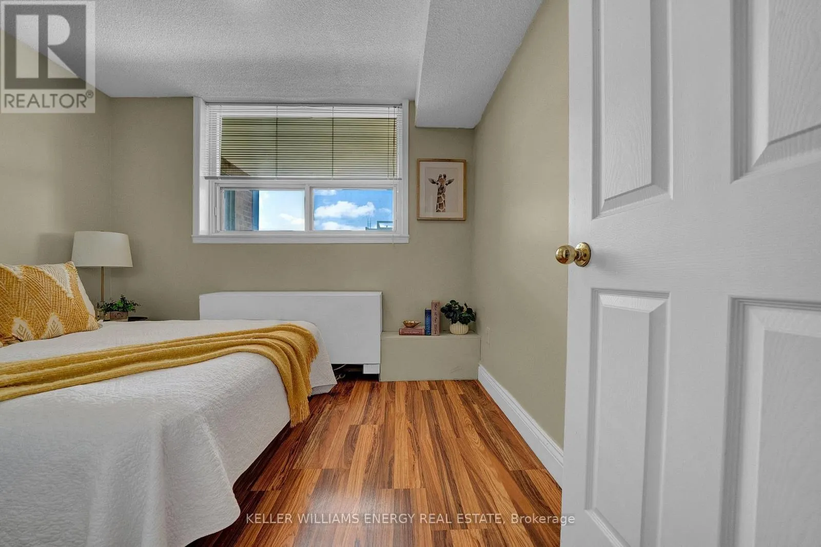 302 - 80 ATHOL STREET E, #302