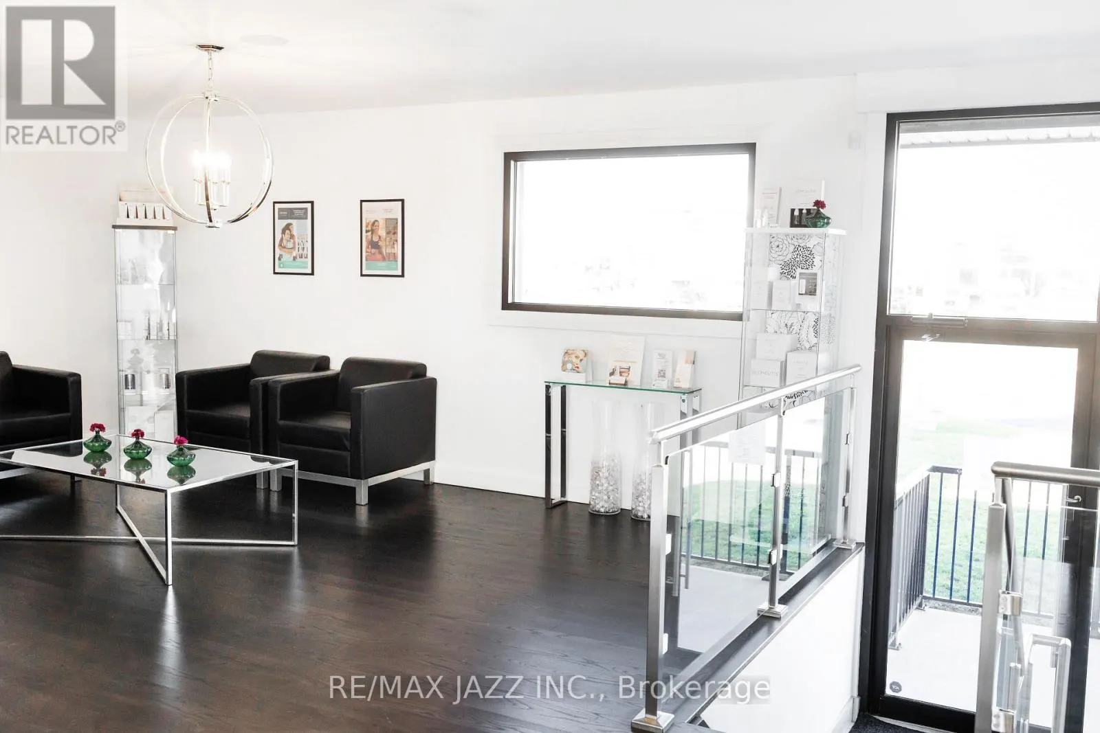 1533 DUNDAS STREET E