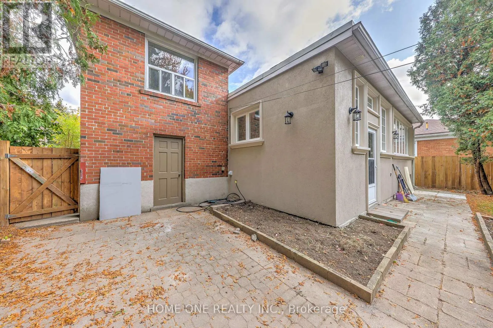 12 LAURALYNN CRESCENT