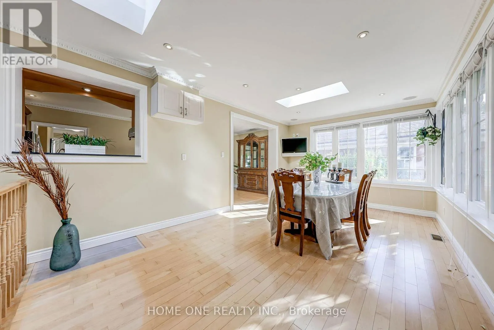 12 LAURALYNN CRESCENT