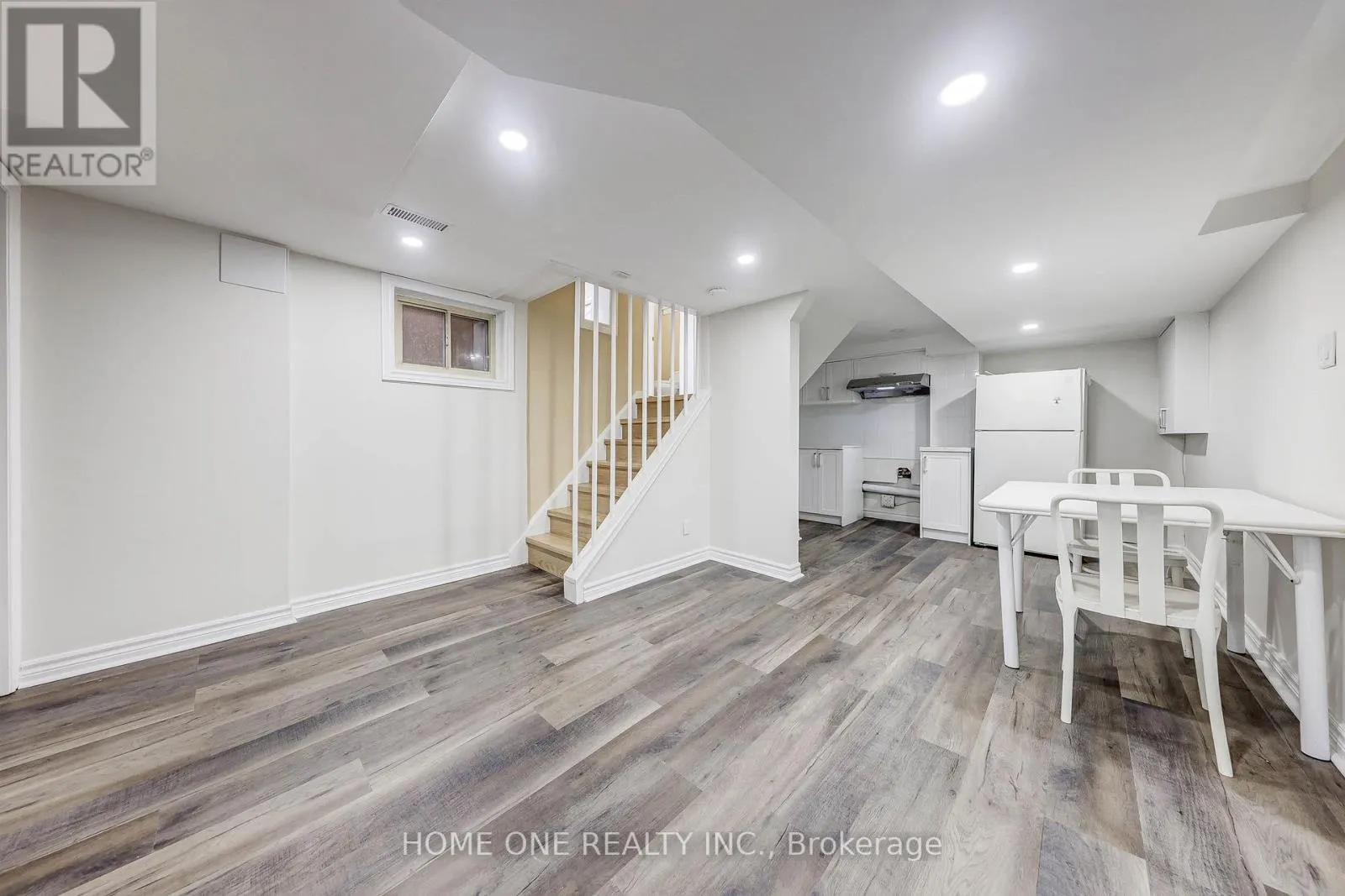 12 LAURALYNN CRESCENT