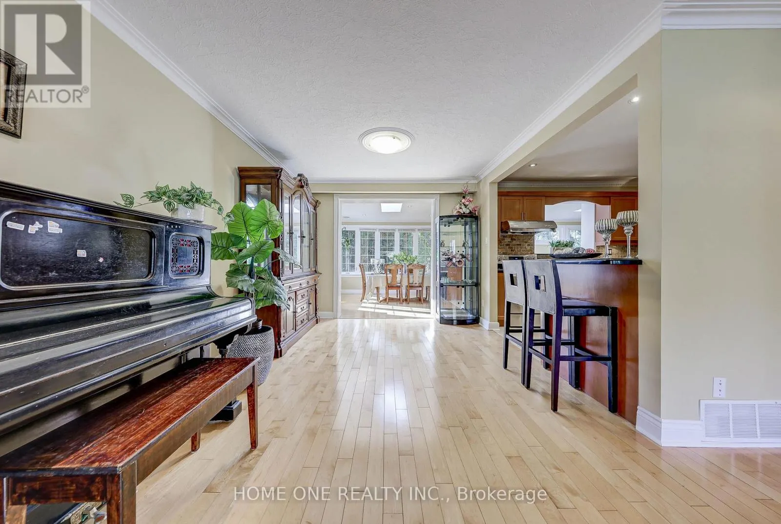 12 LAURALYNN CRESCENT