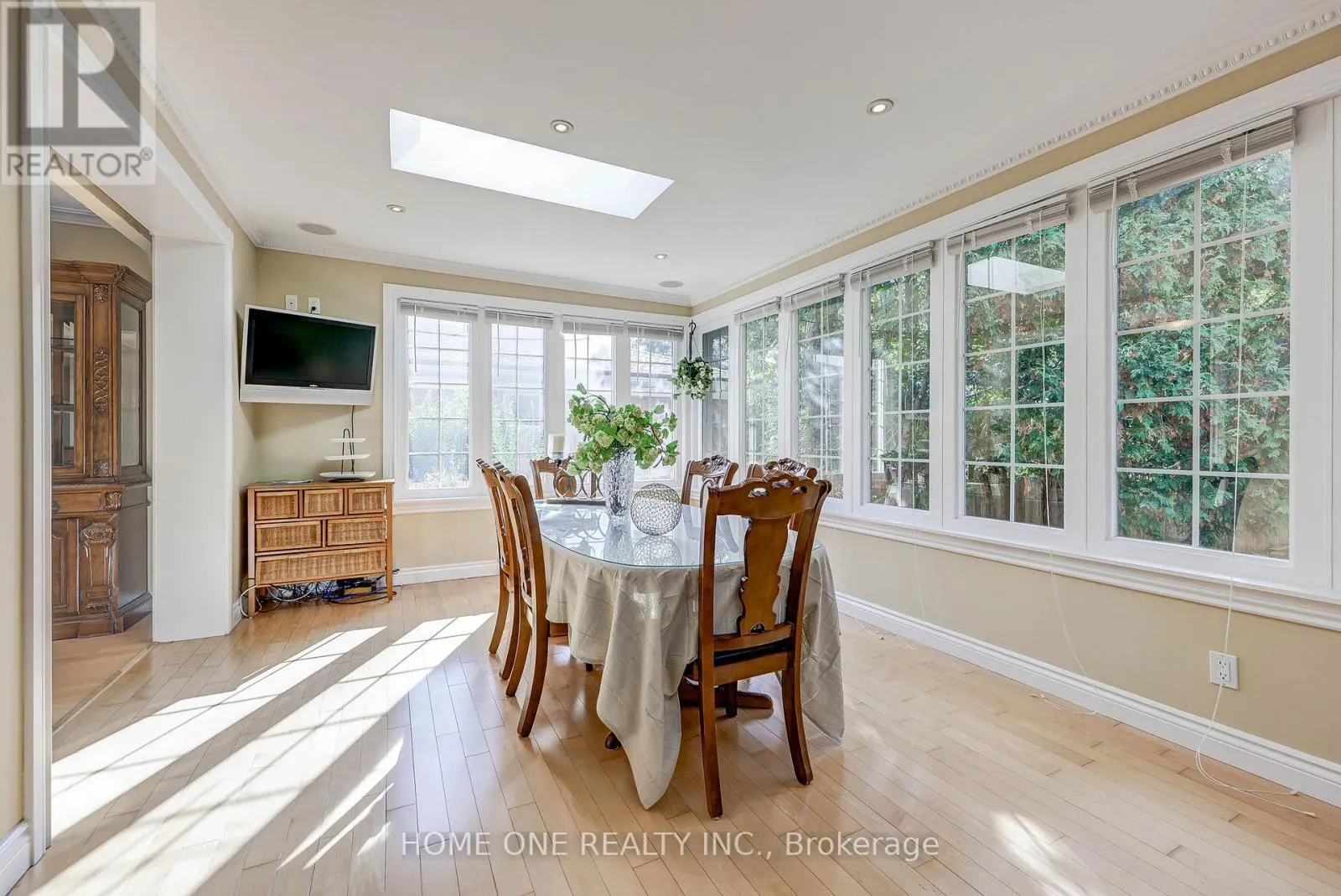 12 LAURALYNN CRESCENT