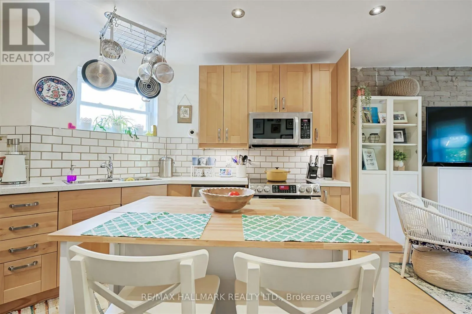 1926 GERRARD STREET E