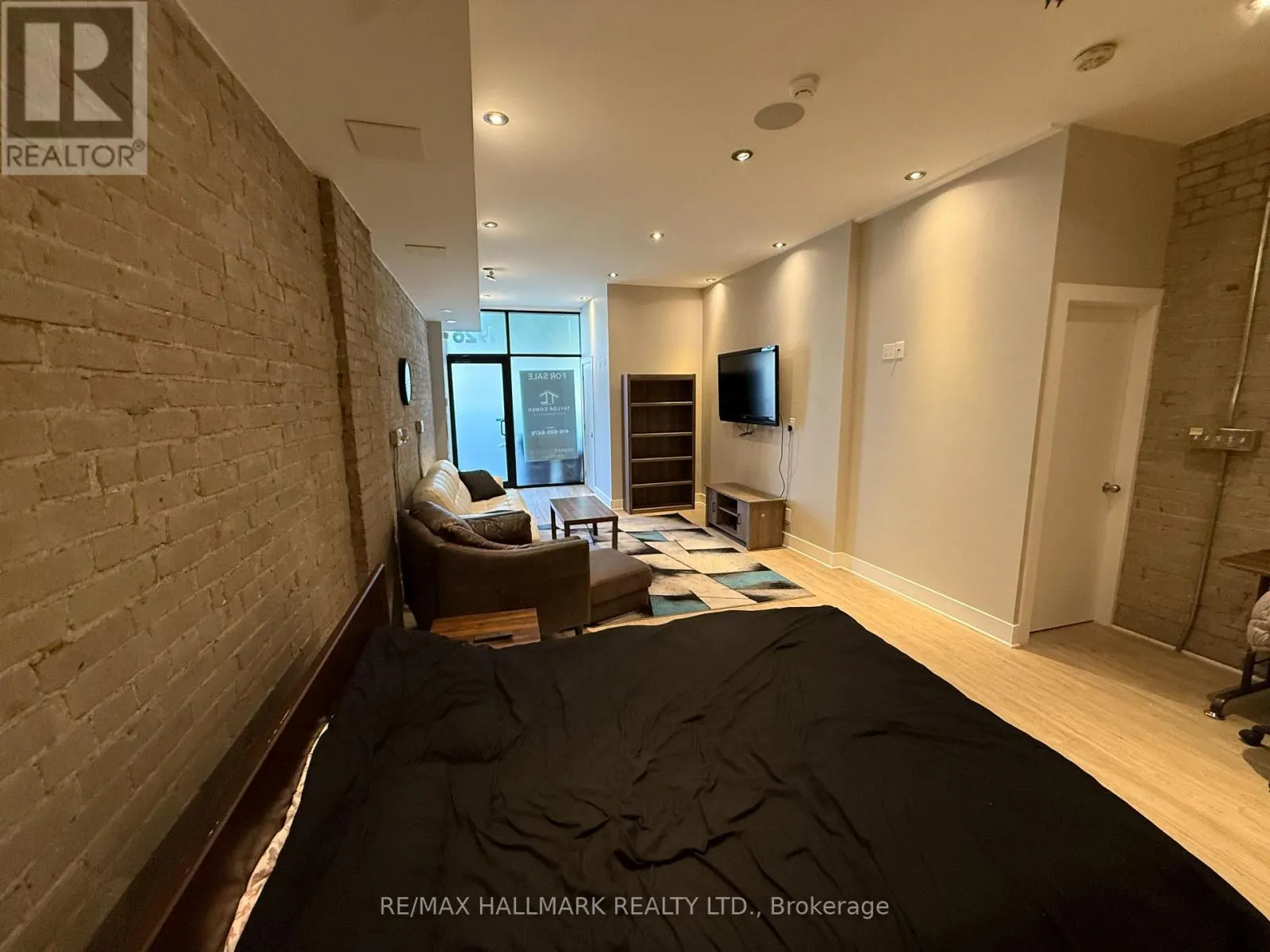 1926 GERRARD STREET E