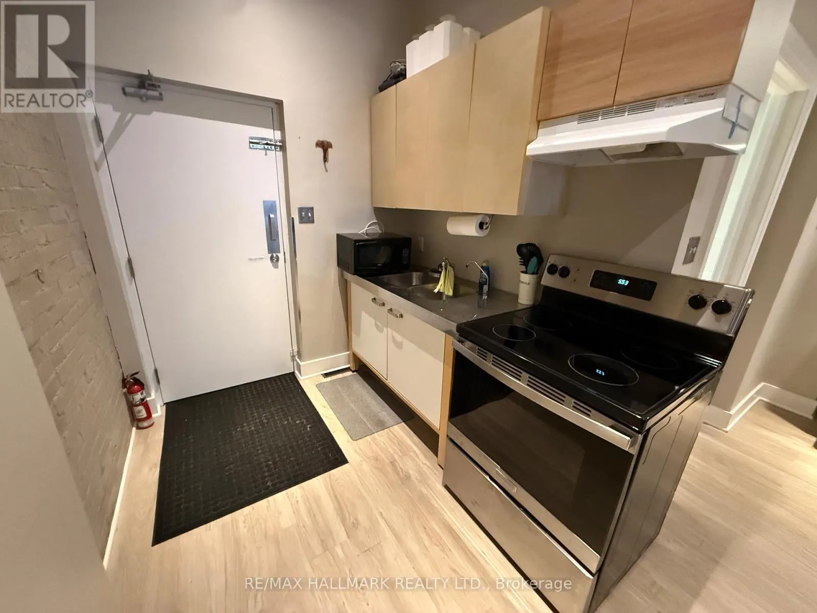 1926 GERRARD STREET E