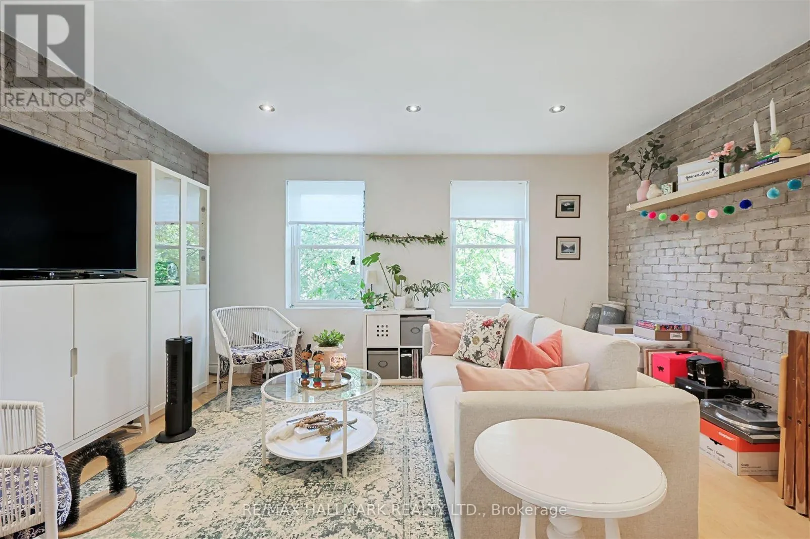 1926 GERRARD STREET E