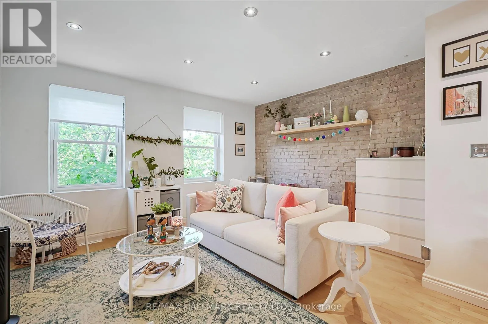 1926 GERRARD STREET E