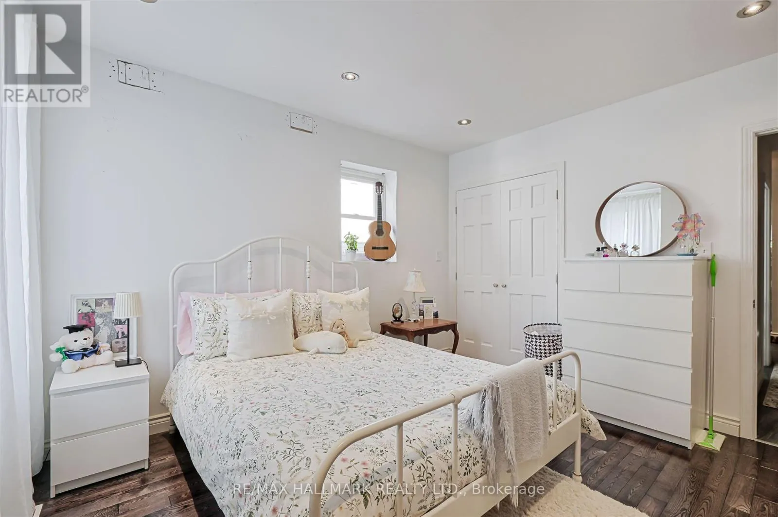 1926 GERRARD STREET E