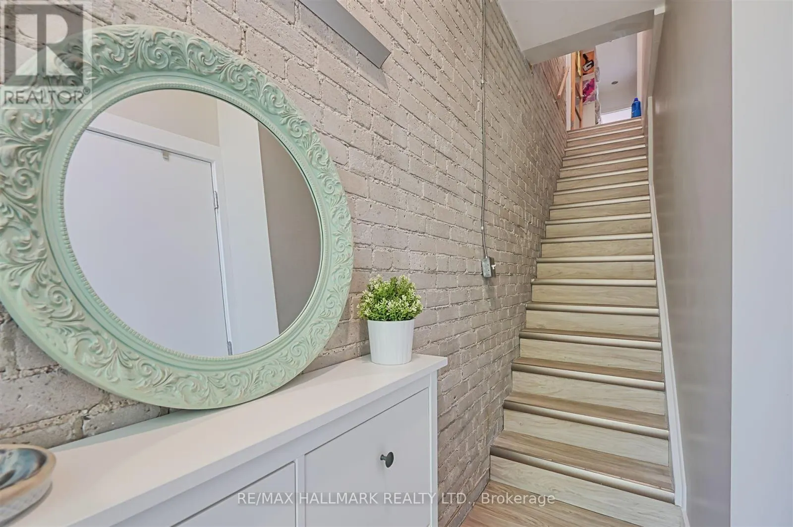 1926 GERRARD STREET E