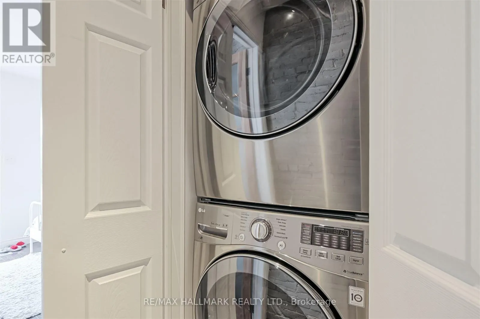 1926 GERRARD STREET E