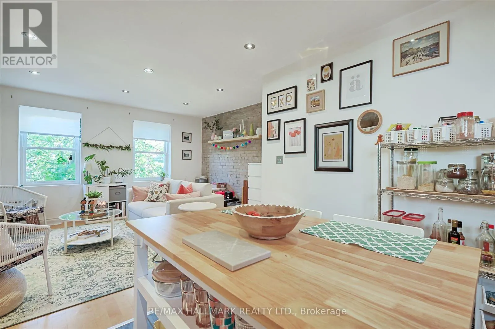 1926 GERRARD STREET E