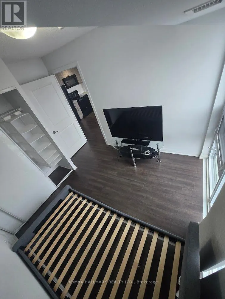 612 - 30 MEADOWGLEN PLACE