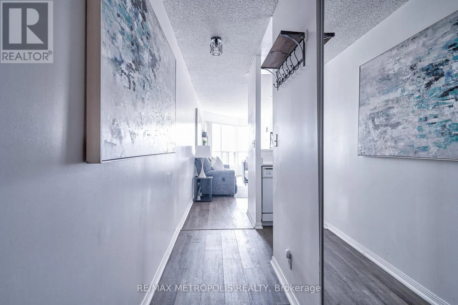 PH109 - 11 LEE CENTRE DRIVE