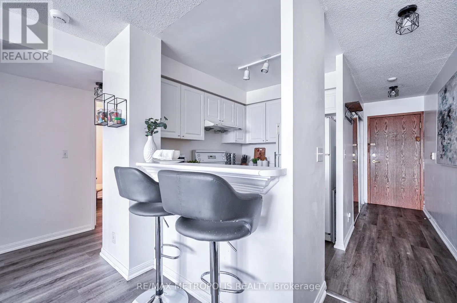 PH109 - 11 LEE CENTRE DRIVE