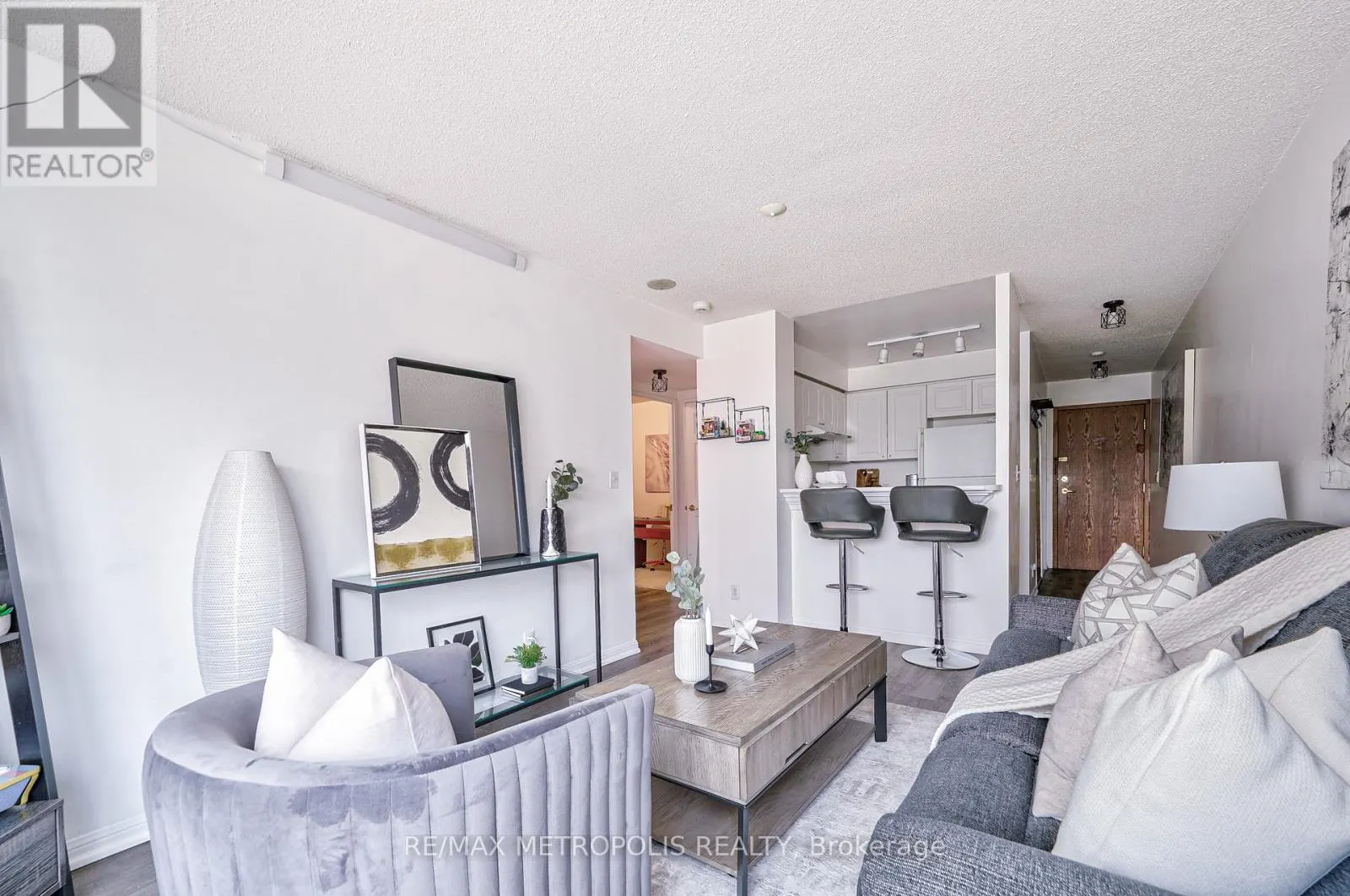 PH109 - 11 LEE CENTRE DRIVE