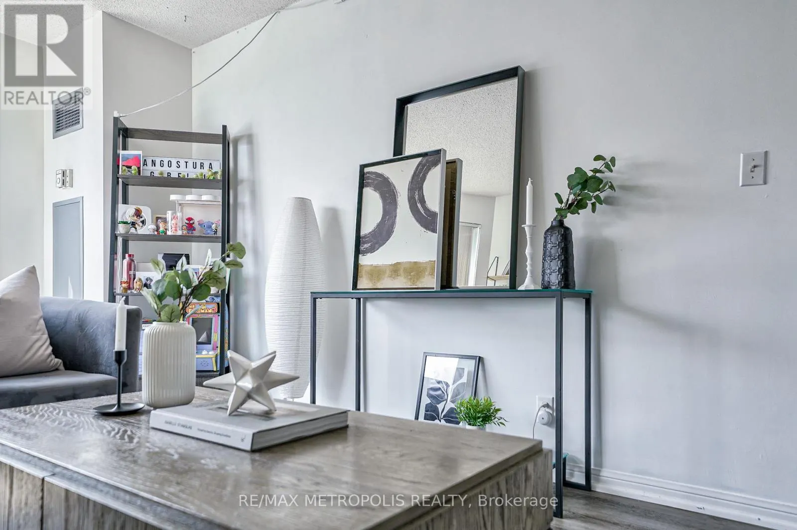 PH109 - 11 LEE CENTRE DRIVE