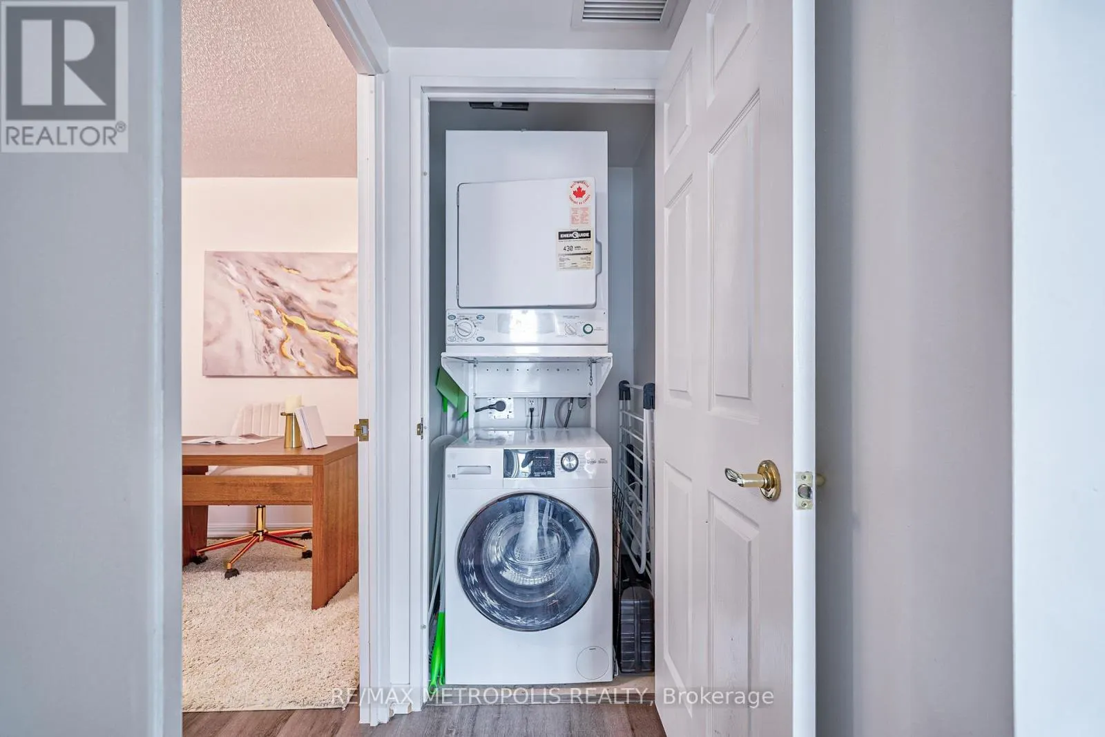 PH109 - 11 LEE CENTRE DRIVE