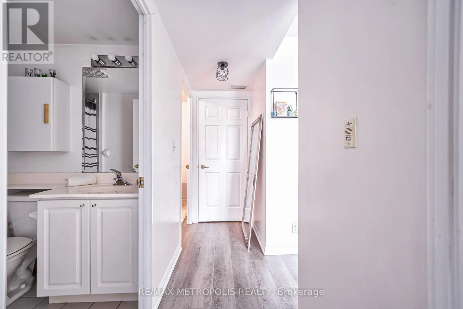 PH109 - 11 LEE CENTRE DRIVE