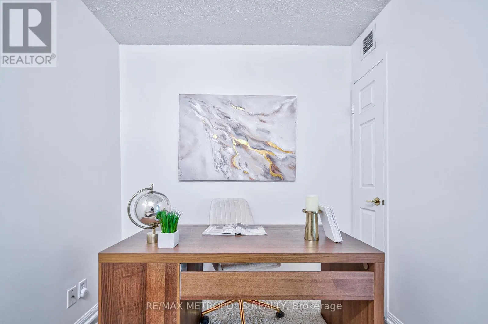 PH109 - 11 LEE CENTRE DRIVE