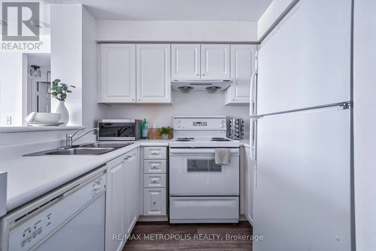 PH109 - 11 LEE CENTRE DRIVE