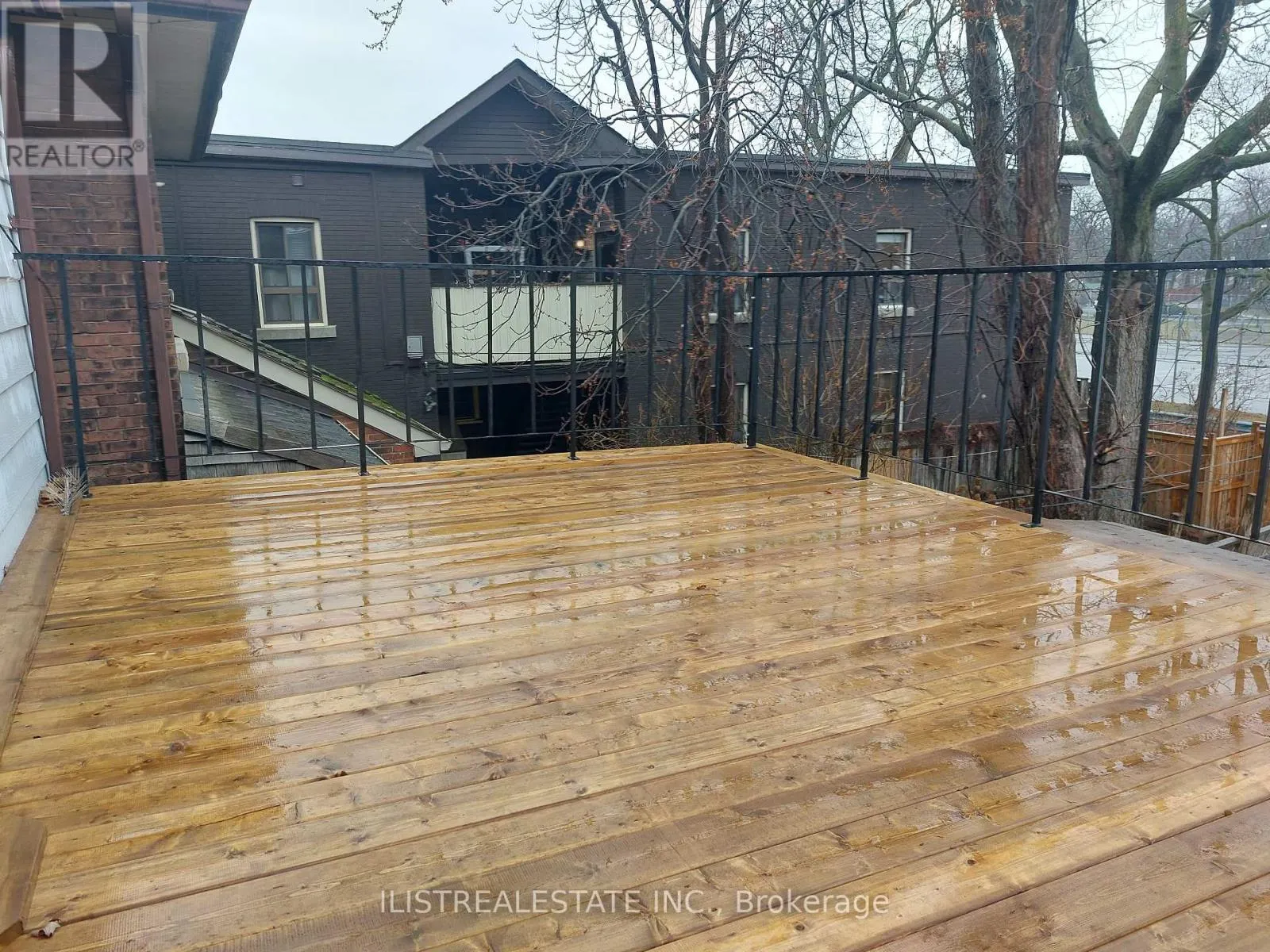 UPPER - 2143 GERRARD STREET E