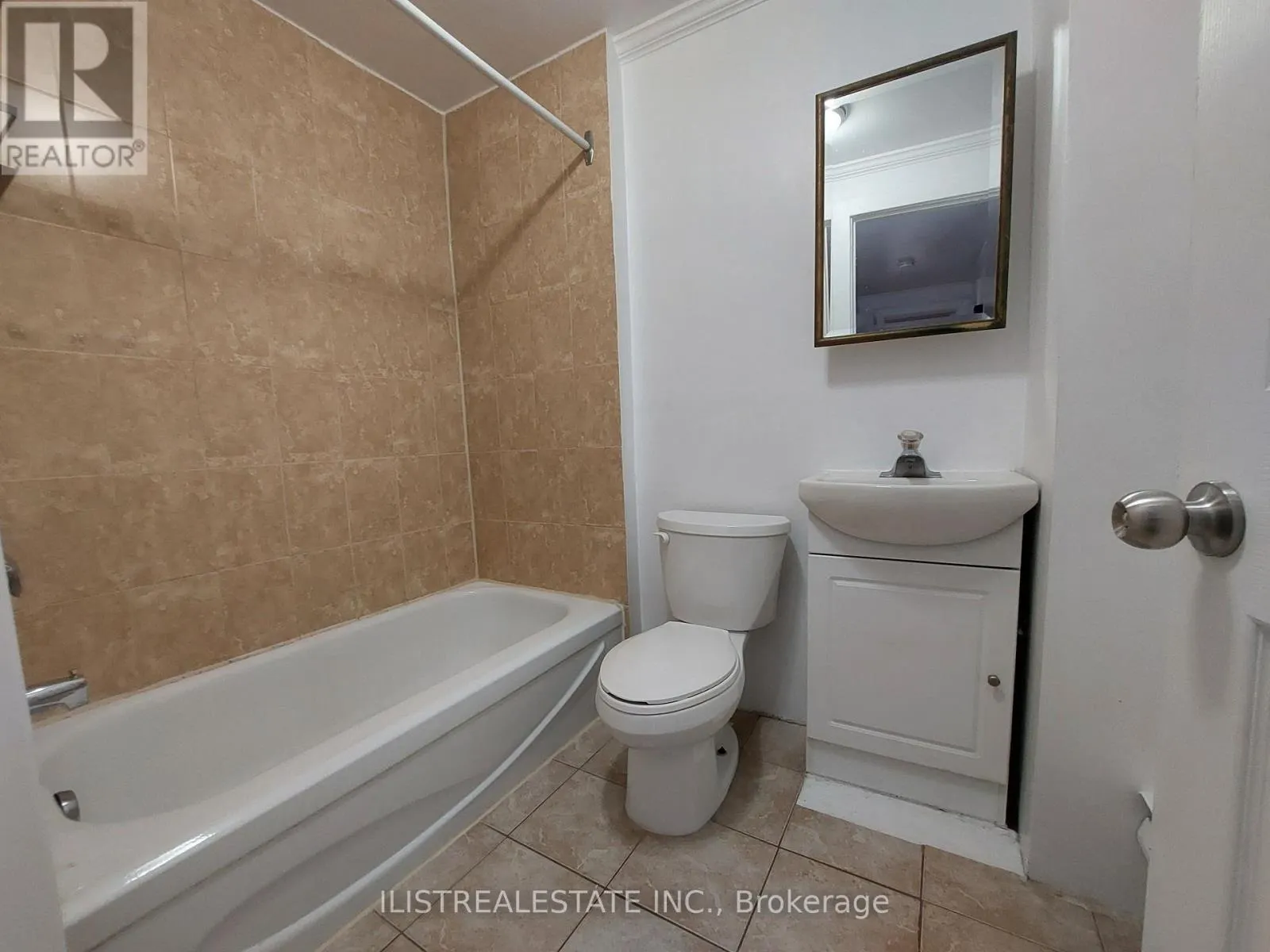 UPPER - 2143 GERRARD STREET E