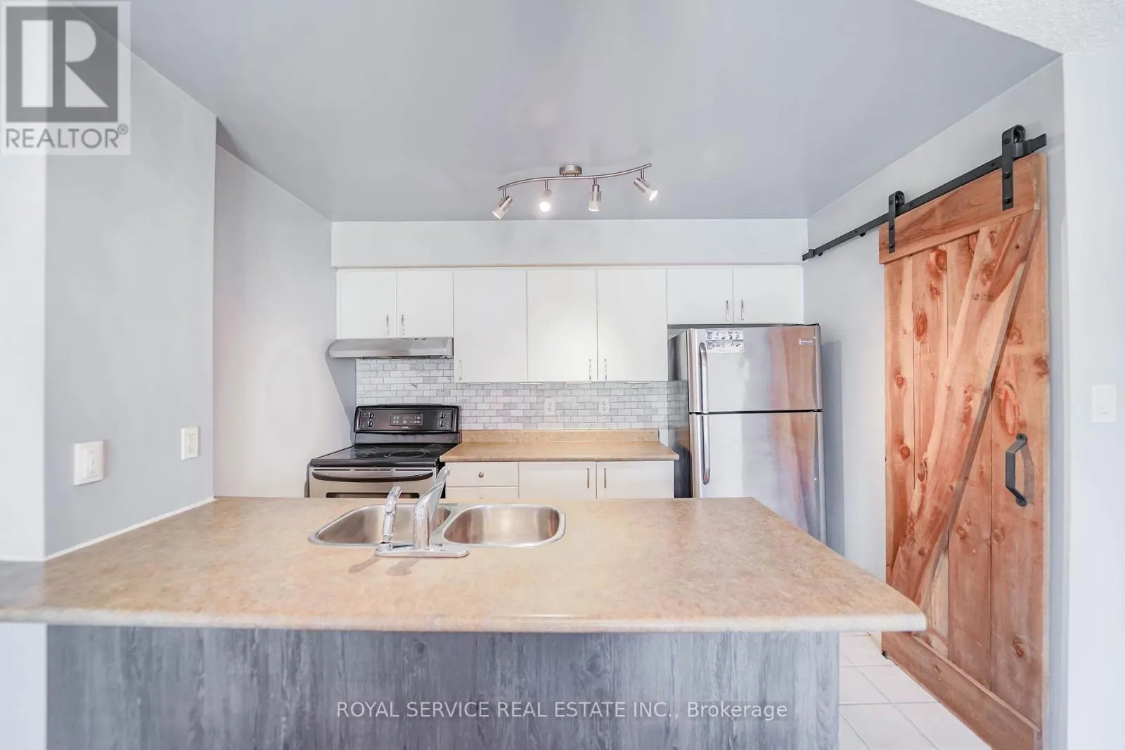 207 - 90 ASPEN SPRINGS DRIVE, #207