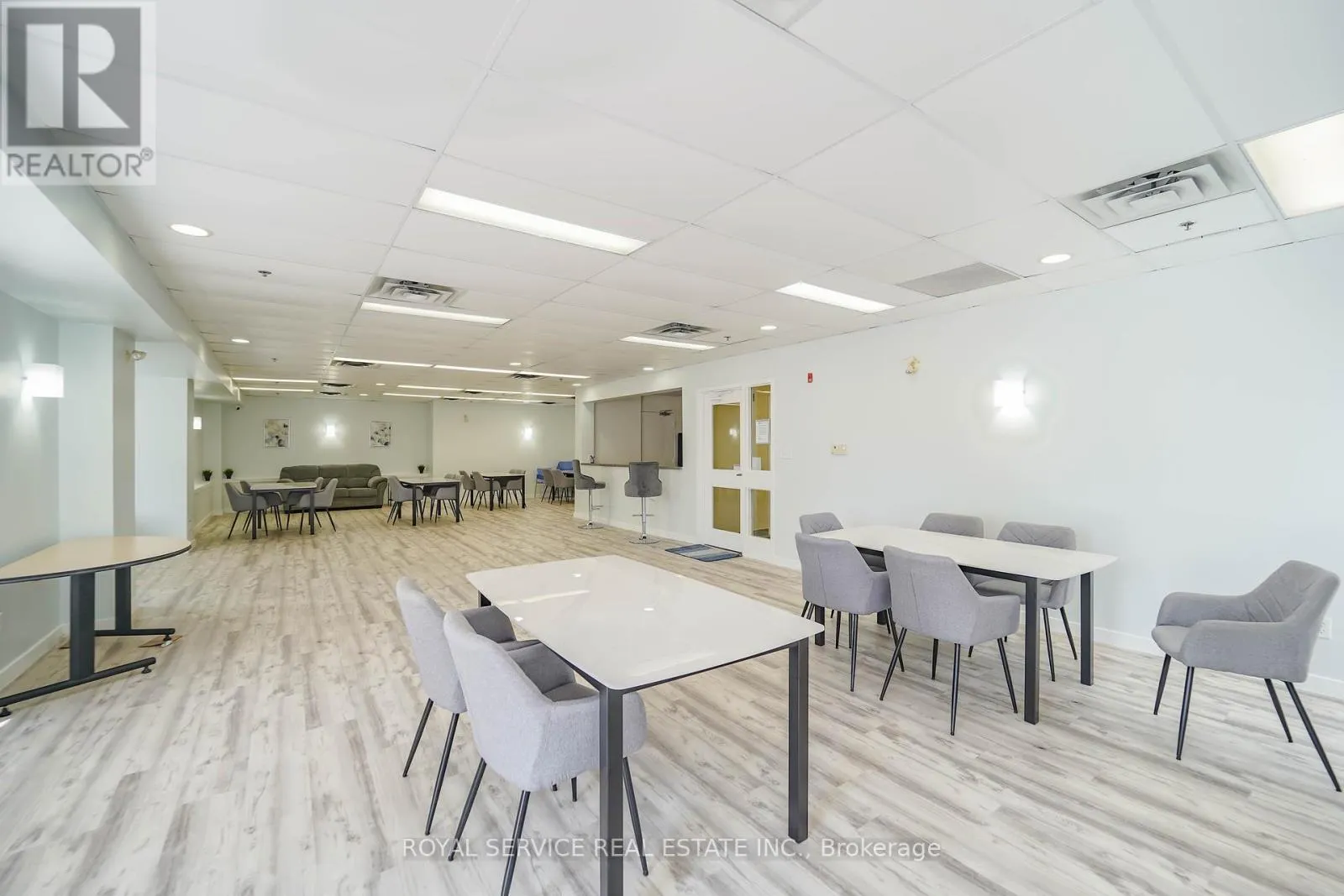 207 - 90 ASPEN SPRINGS DRIVE, #207