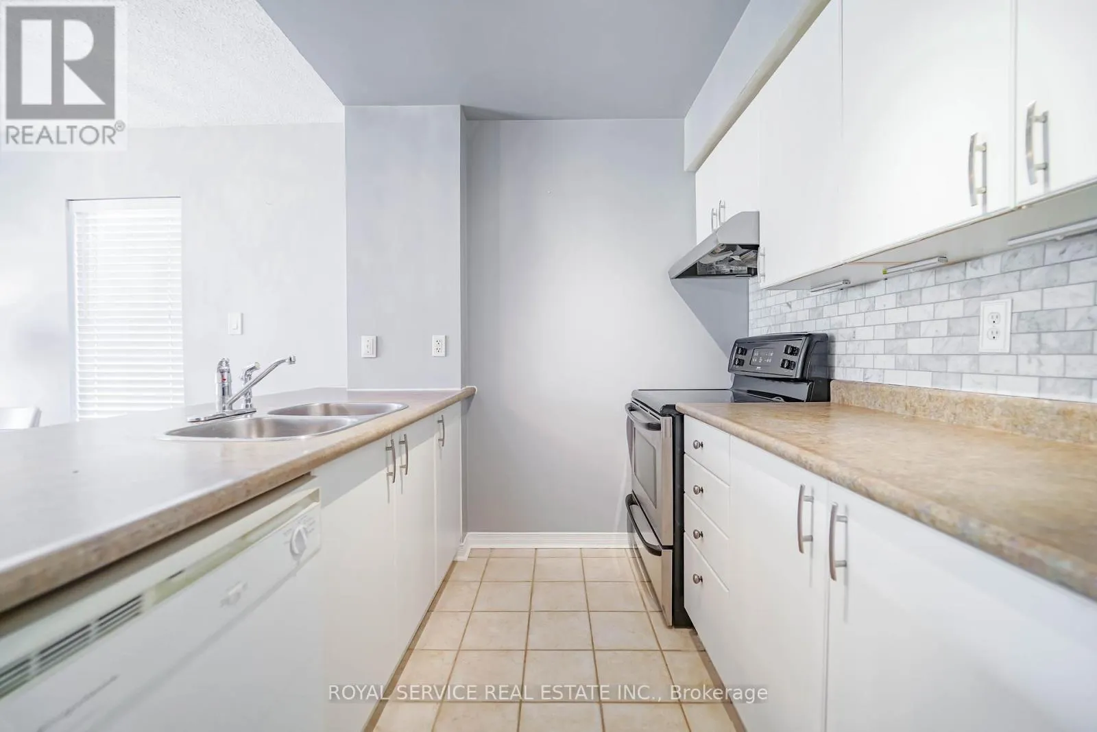 207 - 90 ASPEN SPRINGS DRIVE, #207