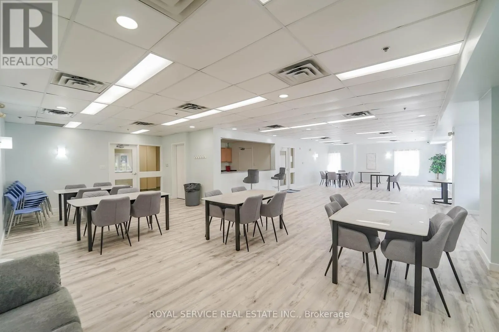 207 - 90 ASPEN SPRINGS DRIVE, #207