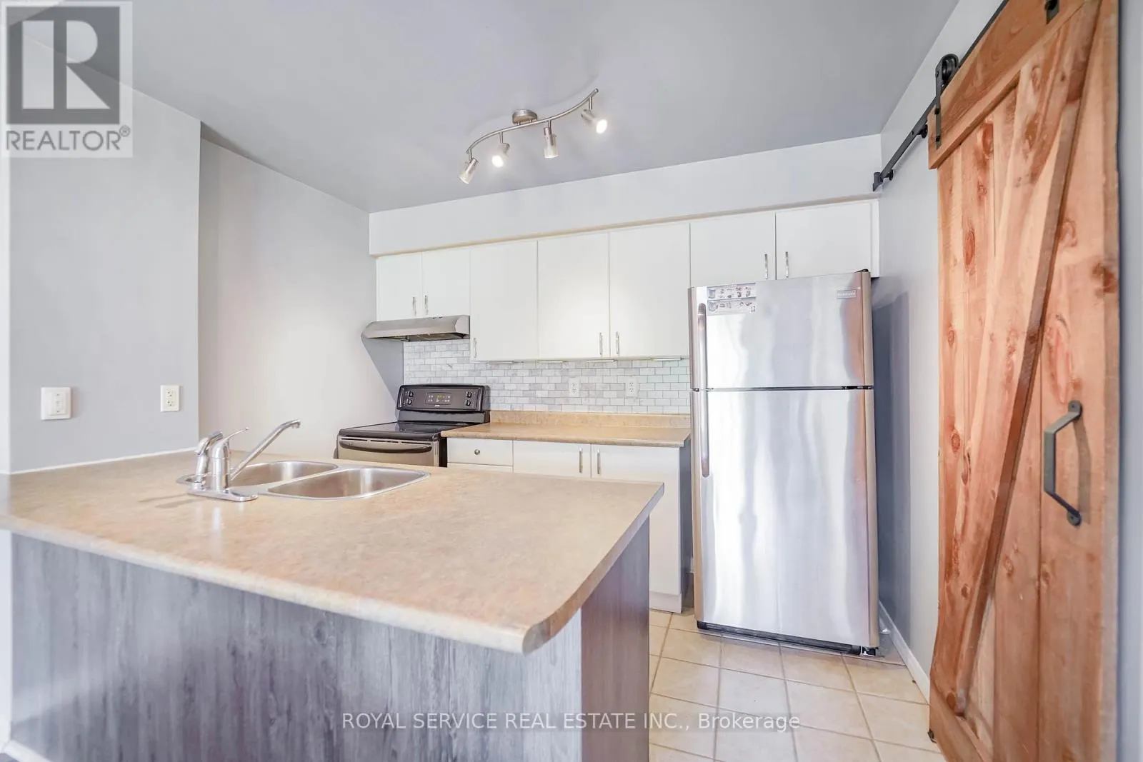 207 - 90 ASPEN SPRINGS DRIVE, #207