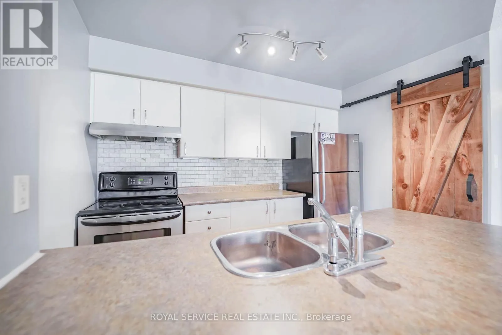 207 - 90 ASPEN SPRINGS DRIVE, #207