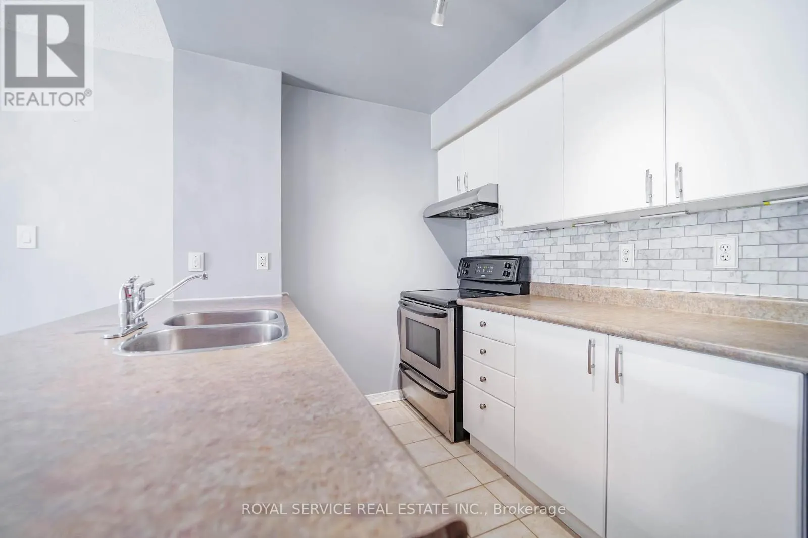 207 - 90 ASPEN SPRINGS DRIVE, #207