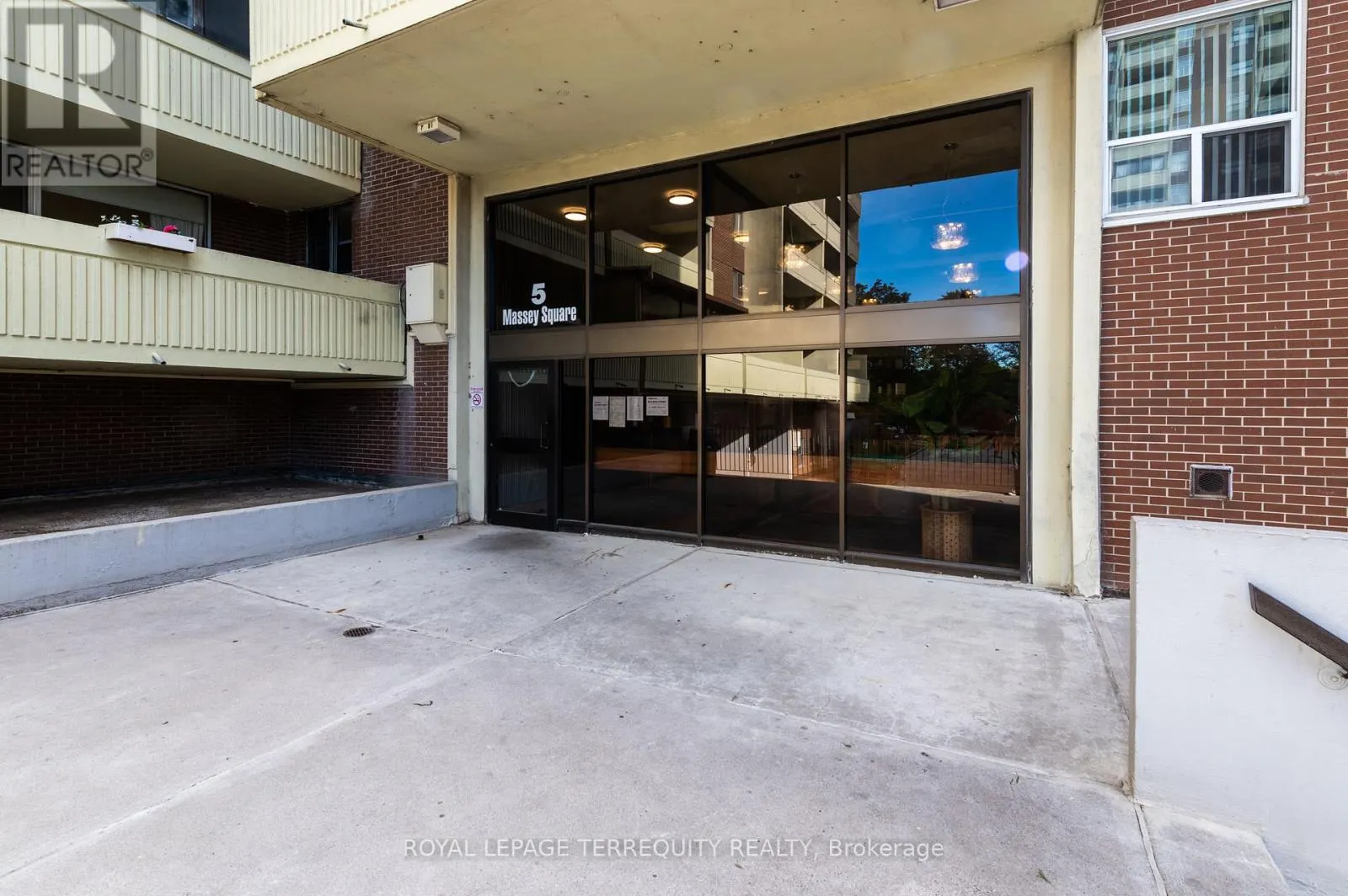 2807 - 5 MASSEY SQUARE