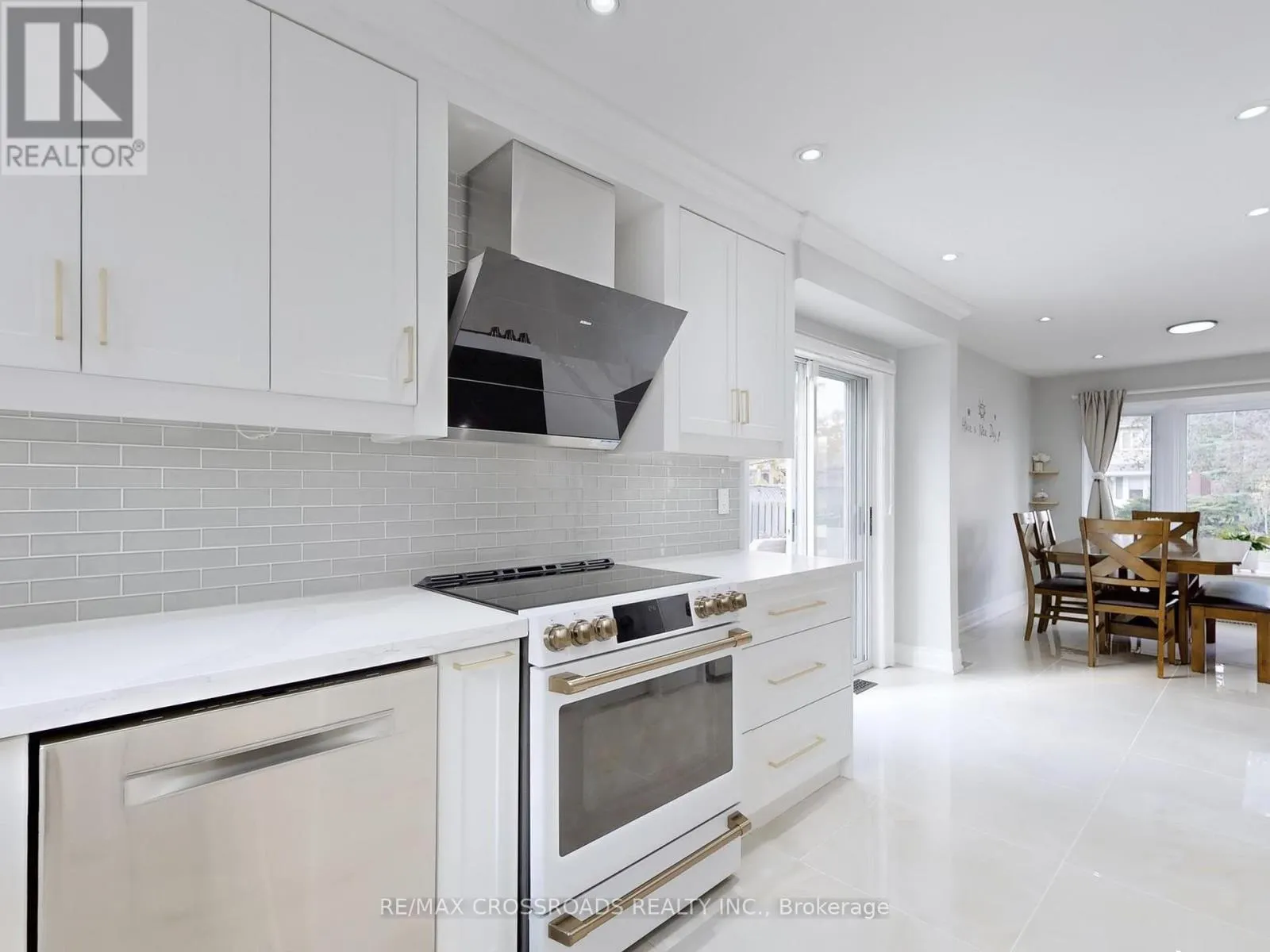 49 KING LOUIS CRESCENT