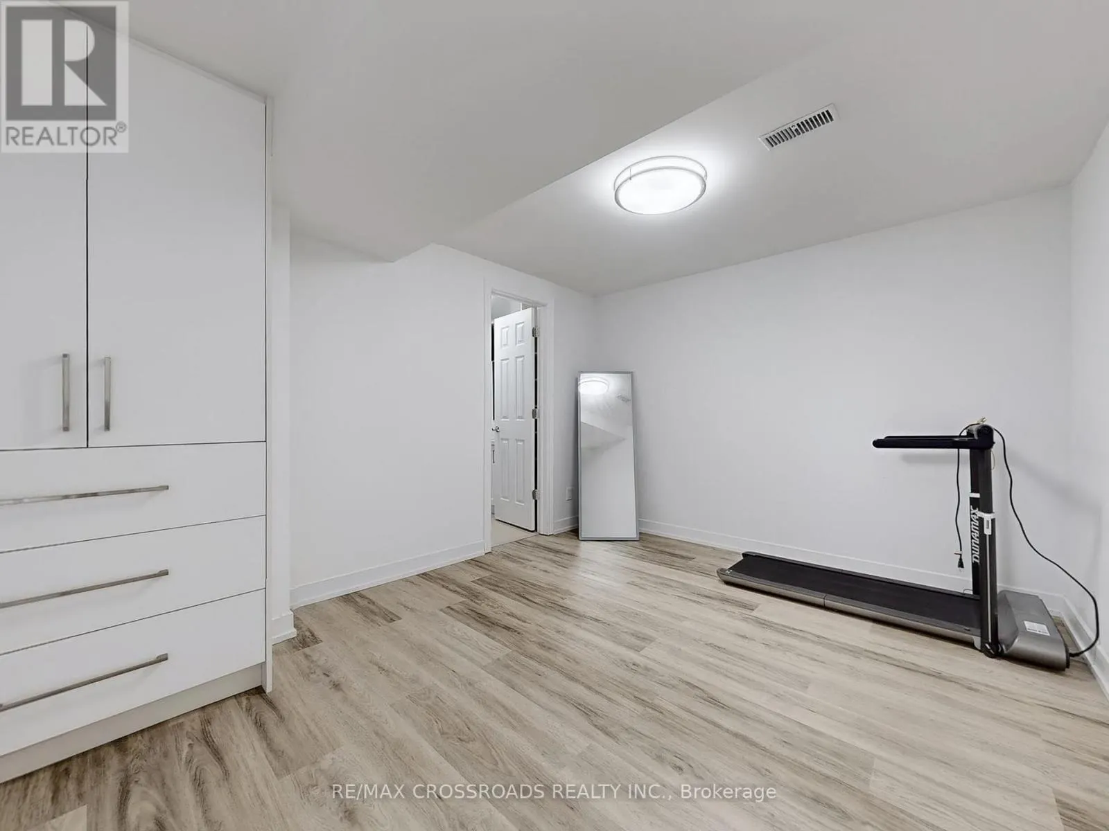 49 KING LOUIS CRESCENT