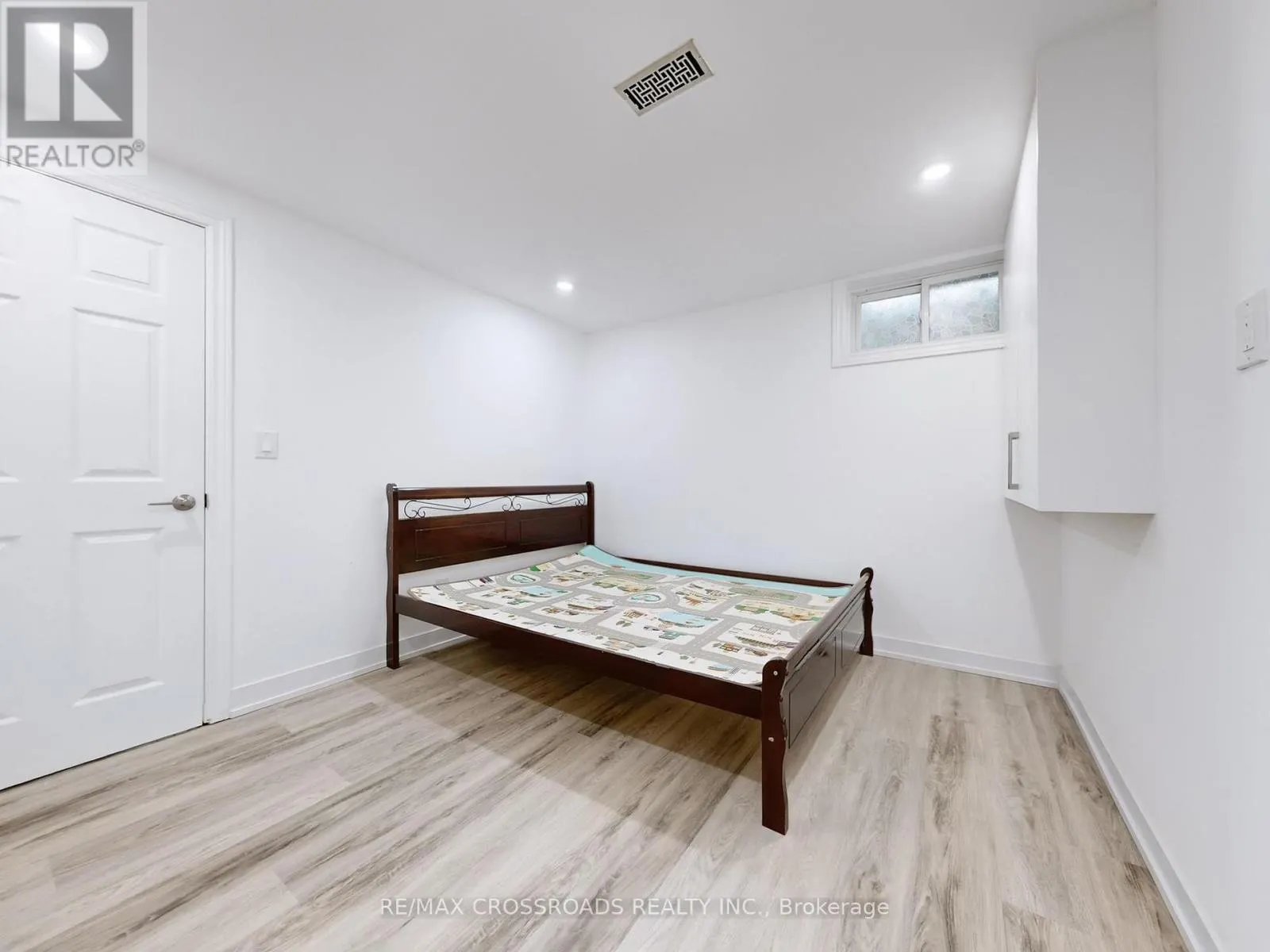 49 KING LOUIS CRESCENT