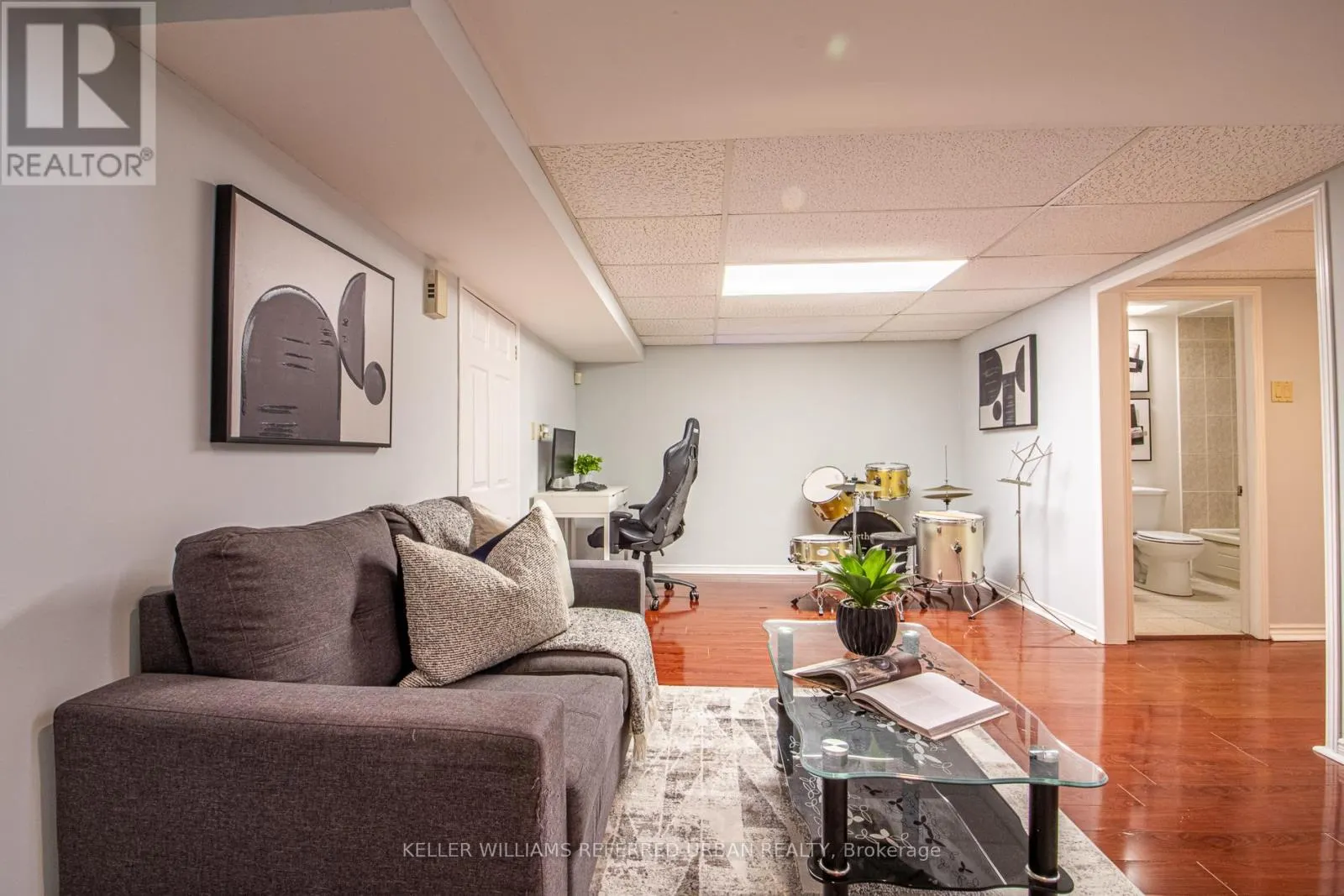 63 HOLMBUSH CRESCENT