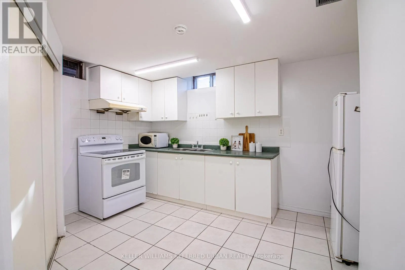 63 HOLMBUSH CRESCENT