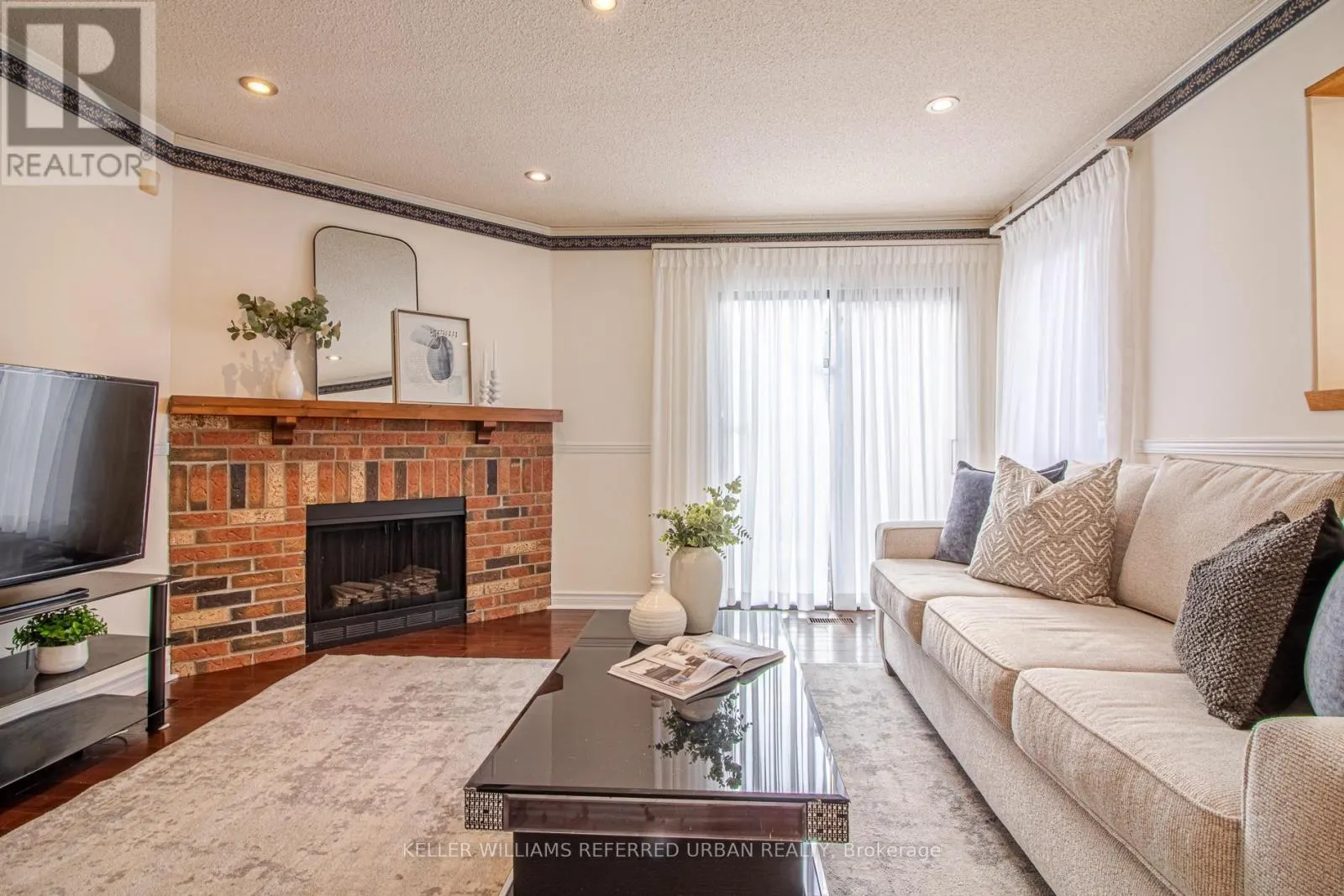 63 HOLMBUSH CRESCENT