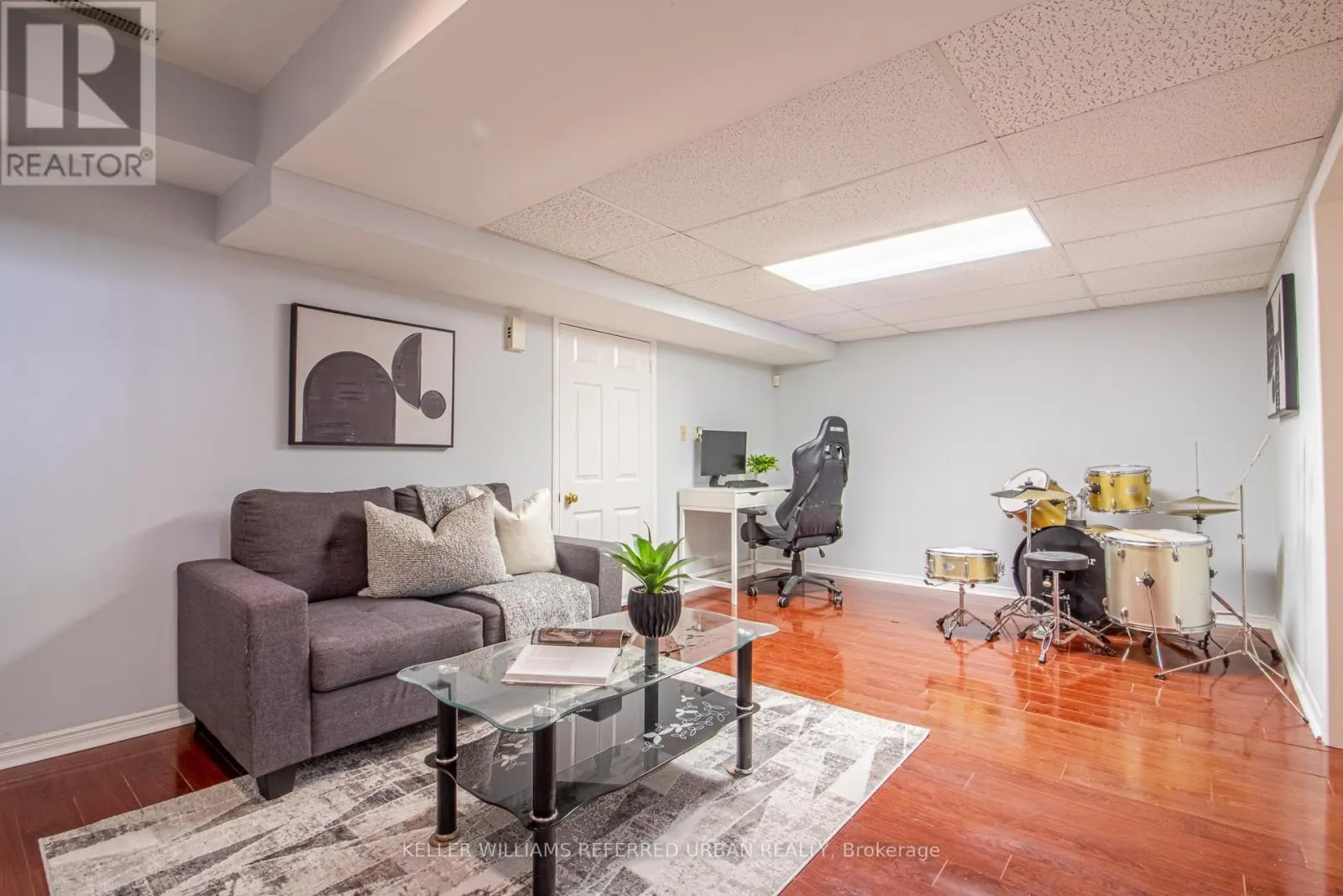 63 HOLMBUSH CRESCENT