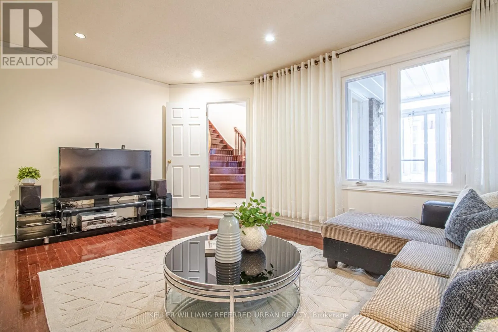 63 HOLMBUSH CRESCENT