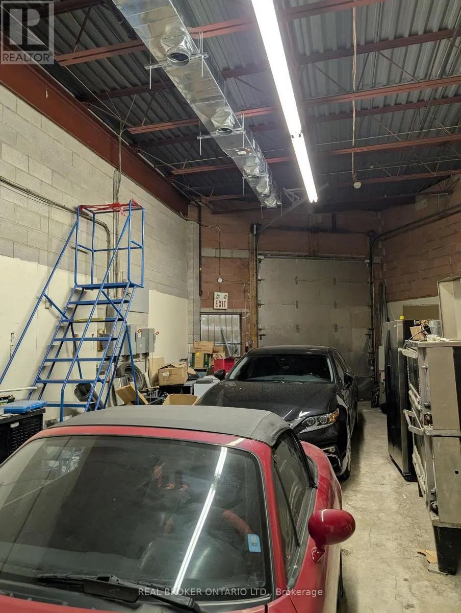 D17 - 63 SILVER STAR BOULEVARD