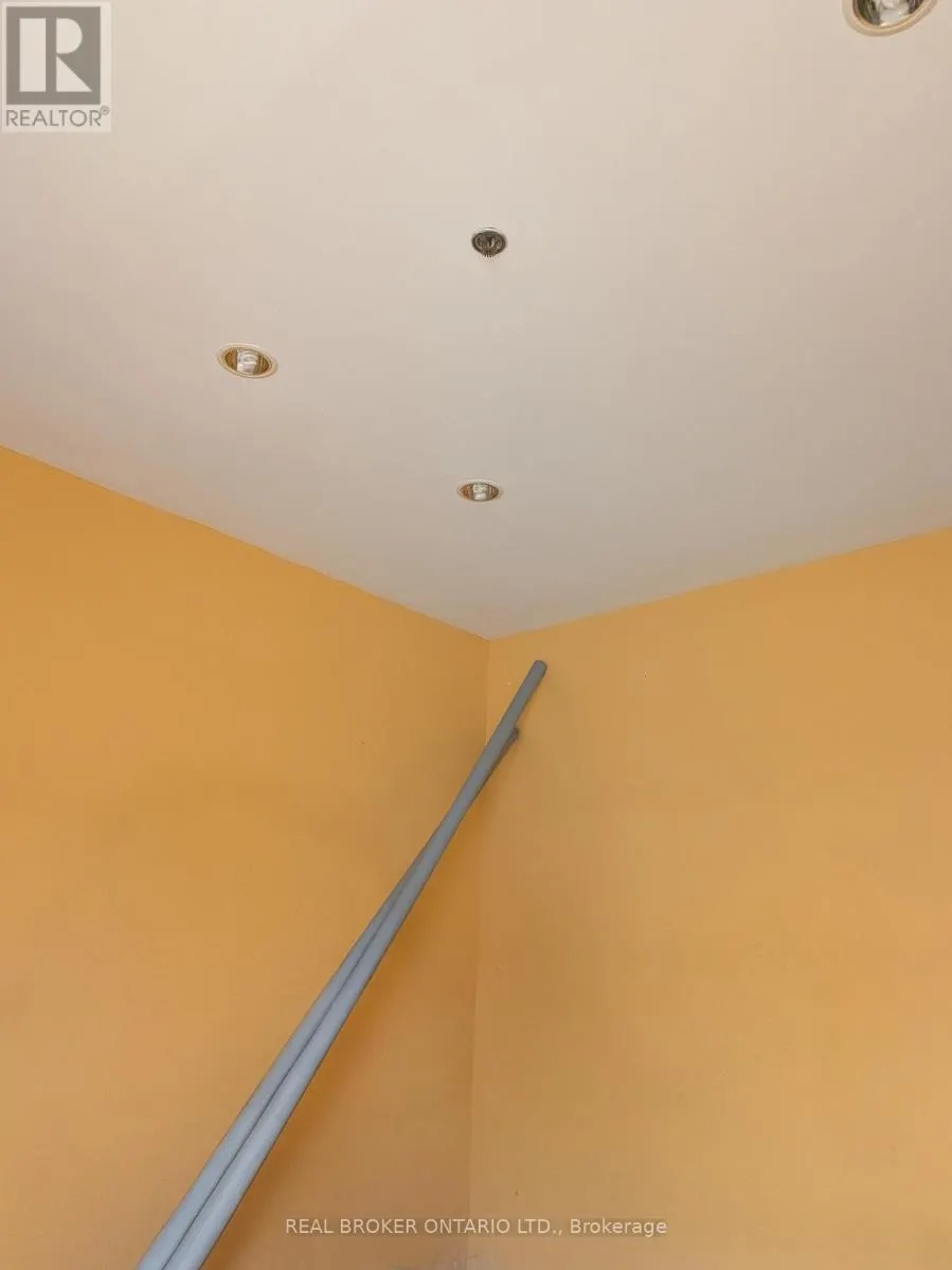 D17 - 63 SILVER STAR BOULEVARD