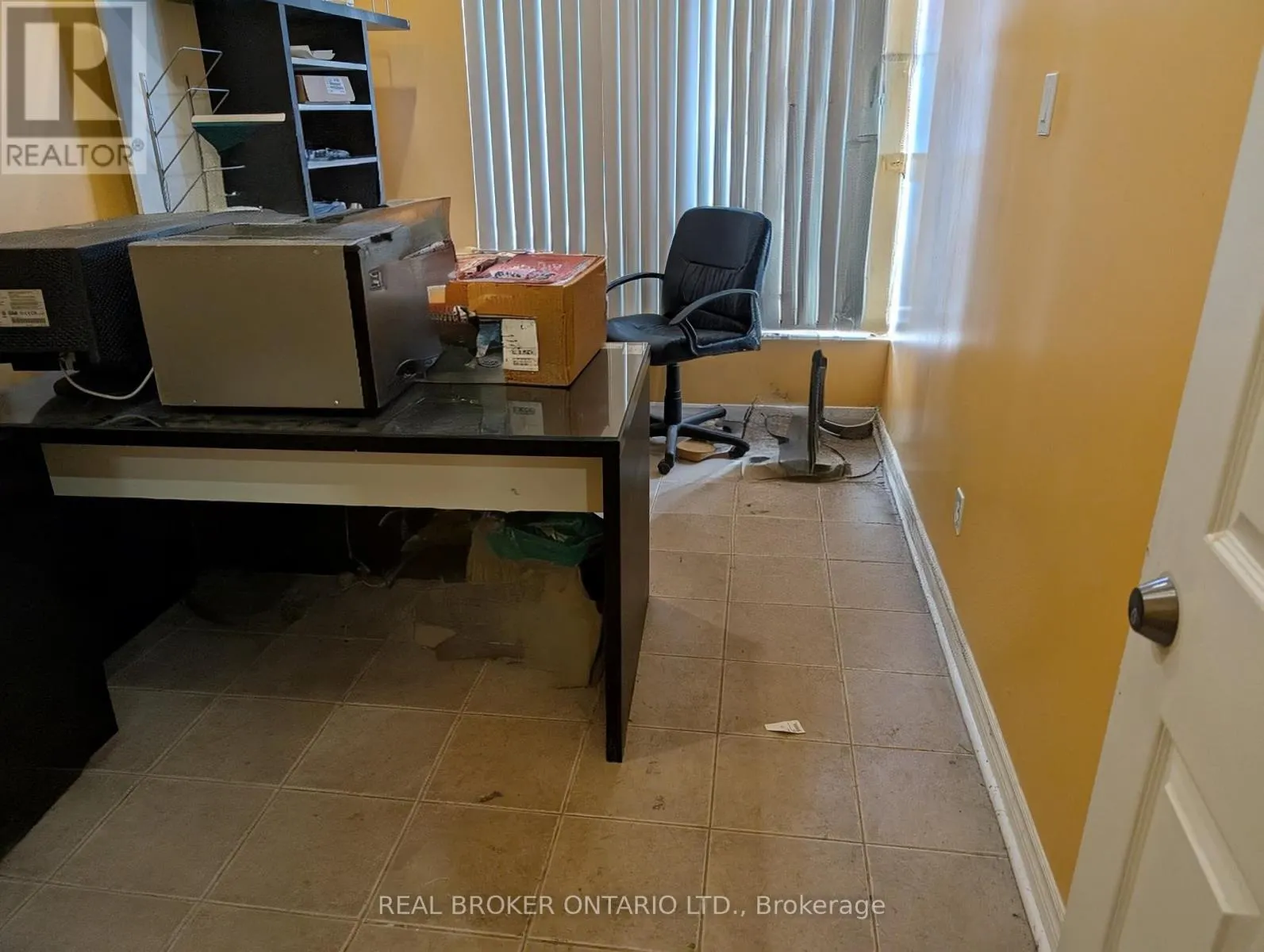 D17 - 63 SILVER STAR BOULEVARD