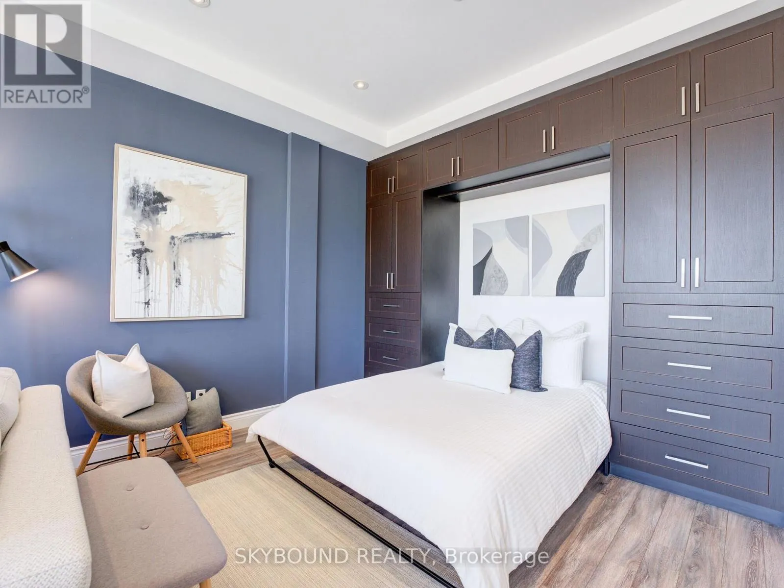 302 - 1003 QUEEN STREET E