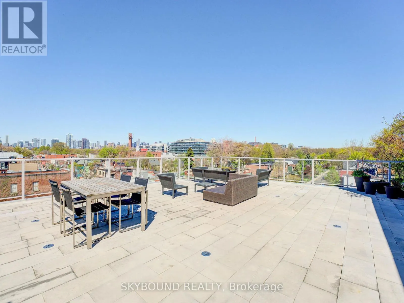 302 - 1003 QUEEN STREET E