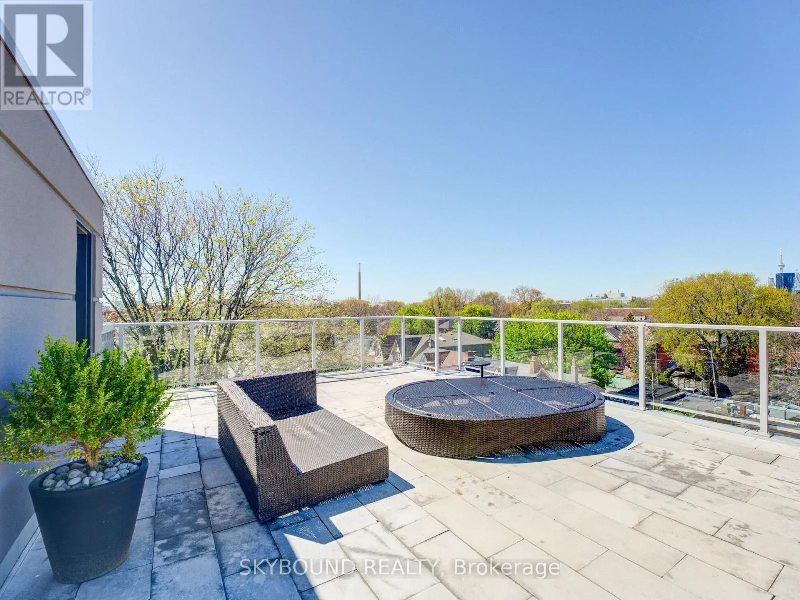 302 - 1003 QUEEN STREET E