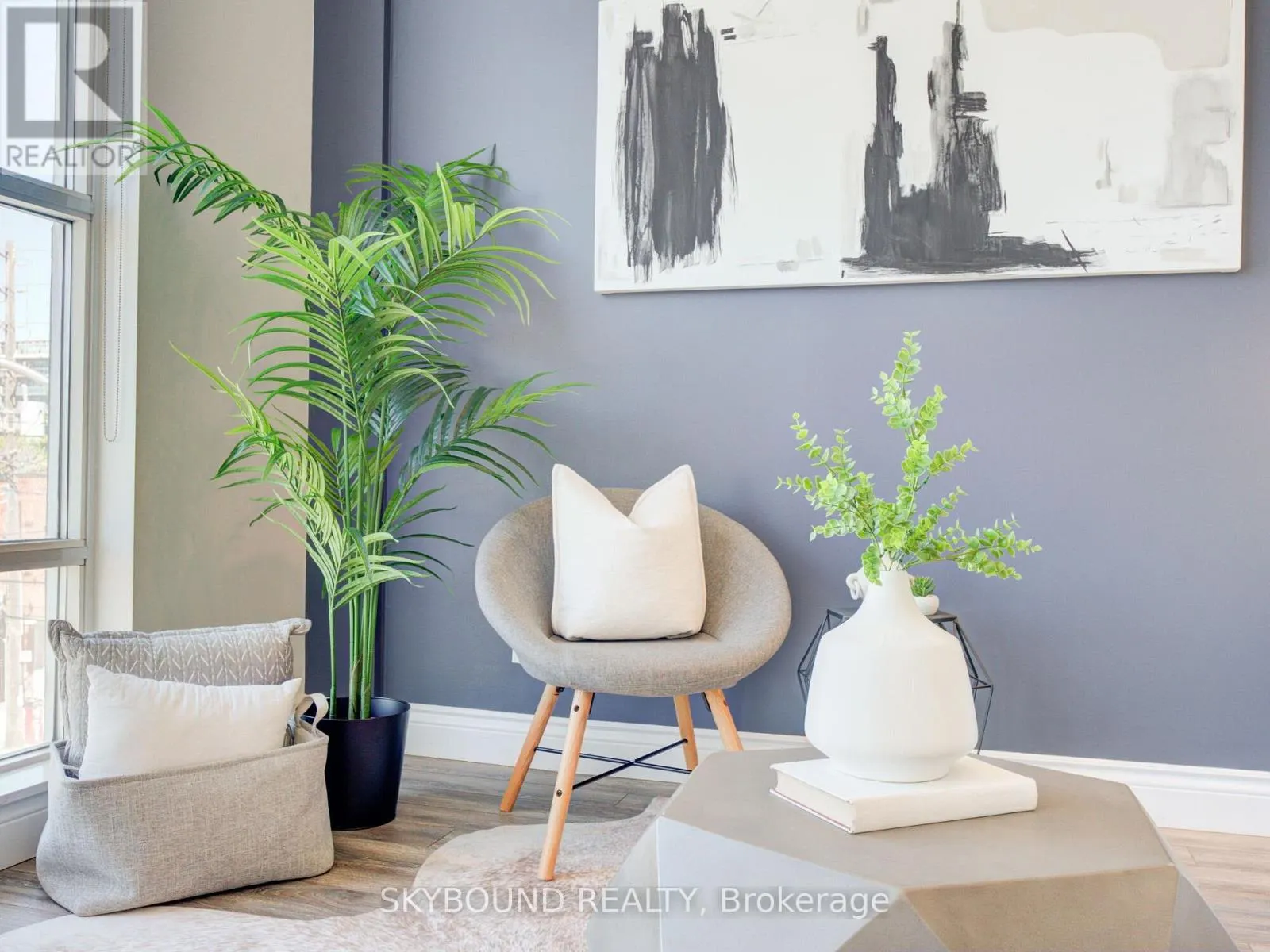 302 - 1003 QUEEN STREET E